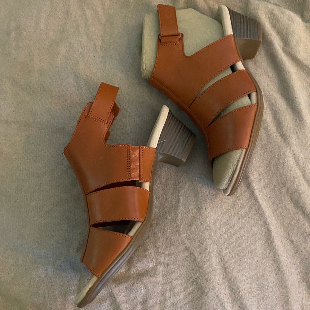 Clarks stacked heel sandals 9W New